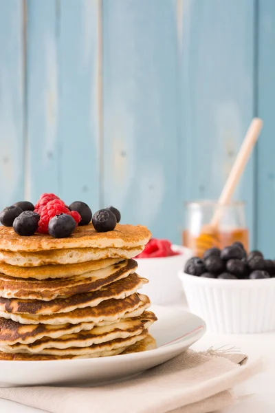 ラズベリー、ブルーベリーと蜂蜜のパンケーキ — ストック写真
