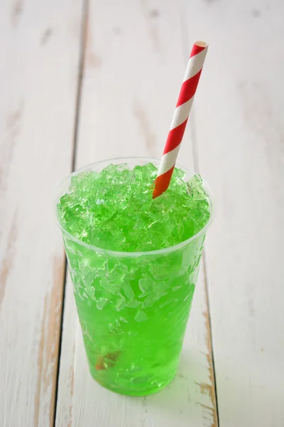 白い木製のテーブルに緑の夏 slushie — ストック写真