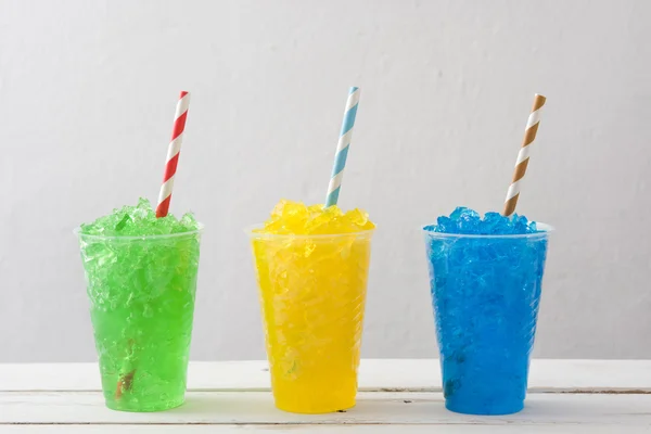 Coloridos slushies de verano sobre madera blanca — Foto de Stock