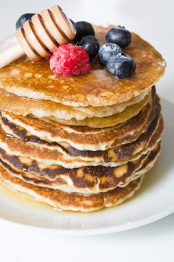 Ahududu ve yaban mersini ile Amerikan krep