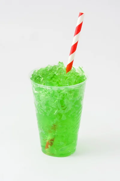 白い背景に分離された緑の夏 slushie — ストック写真