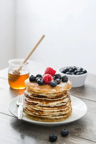 アメリカのパンケーキにラズベリーとブルーベリー — ストック写真