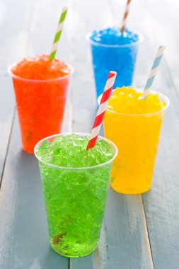 Beyaz arka plan üzerinde izole renkli yaz slushies