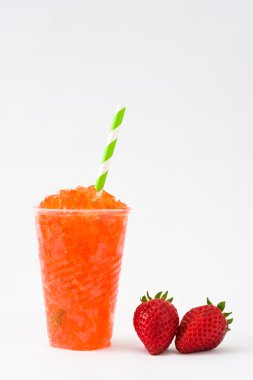 Beyaz arka plan üzerinde izole çilekli meybuz