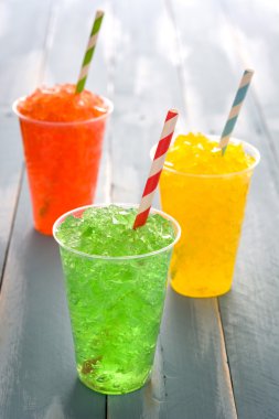 Beyaz arka plan üzerinde izole renkli yaz slushies