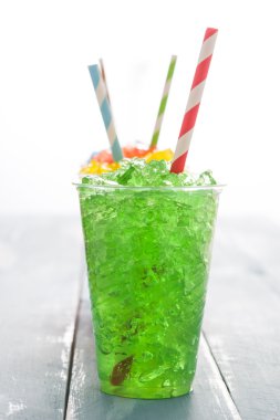 Mavi arka plan üzerinde renkli yaz slushies