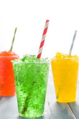 Mavi arka plan üzerinde renkli yaz slushies