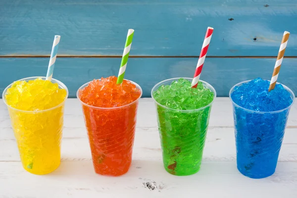 Πολύχρωμο καλοκαίρι slushies σε μπλε φόντο — Φωτογραφία Αρχείου