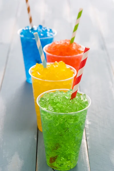 Mavi arka plan üzerinde renkli yaz slushies