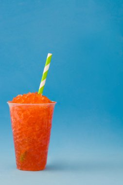 Mavi arka plan ile çilekli meybuz