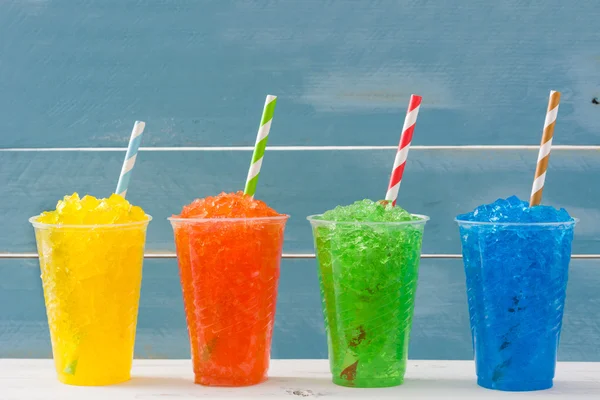 Renkli yaz slushies. Mavi arka plan