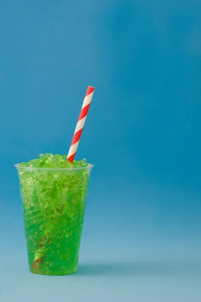 Granita verde. Fondo blu — Foto Stock