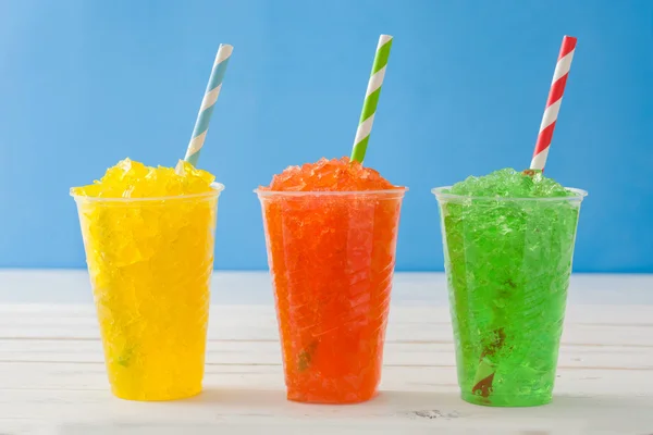 Színes nyári slushies. Kék háttér — Stock Fotó