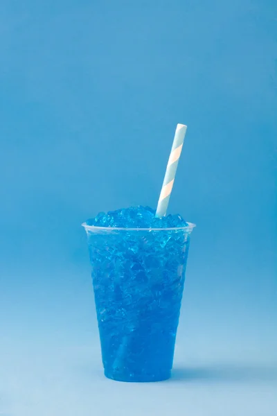 Μπλε slushie. Μπλε φόντο — Φωτογραφία Αρχείου