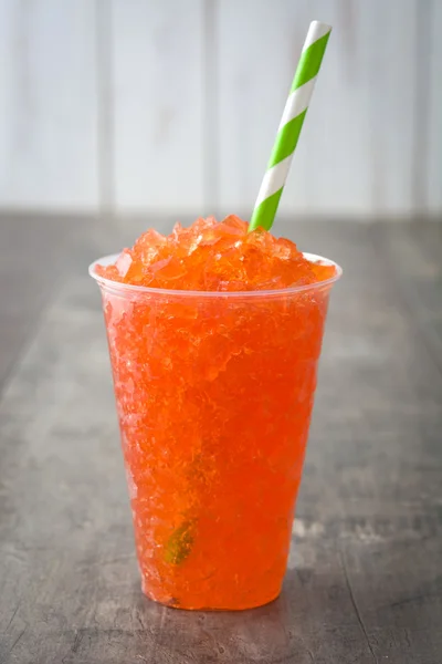 Slushie de fraises sur bois rustique — Photo