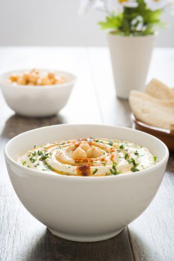 Humus ve pide ekmek ahşap üzerine