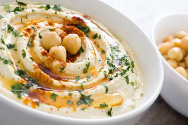 Humus bir rustik ahşap tablo