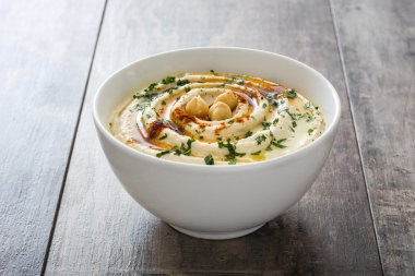 Humus bir rustik ahşap tablo