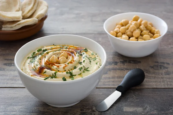 Humus bir rustik ahşap tablo