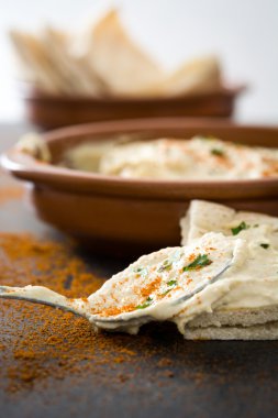 Humus ve pide kayrak ekmek