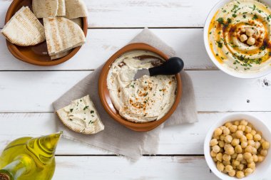 Beyaz ahşap masa humus ve pide ekmek