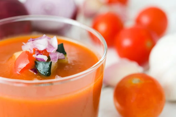Gazpacho soppa och ingredienser på vit trä bakgrund — Stockfoto