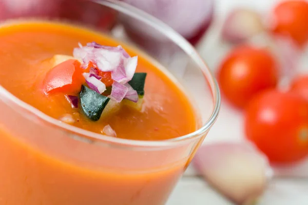 Gazpacho soppa och ingredienser på vit trä bakgrund — Stockfoto