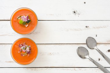 Beyaz ahşap zemin üzerinde cam Gazpacho çorbası
