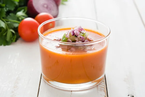 Gazpacho soppa och ingredienser på vit trä bakgrund — Stockfoto