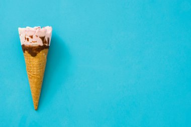 Çilekli dondurma koni mavi zemin üzerine