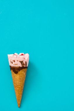 Çilekli dondurma koni mavi zemin üzerine