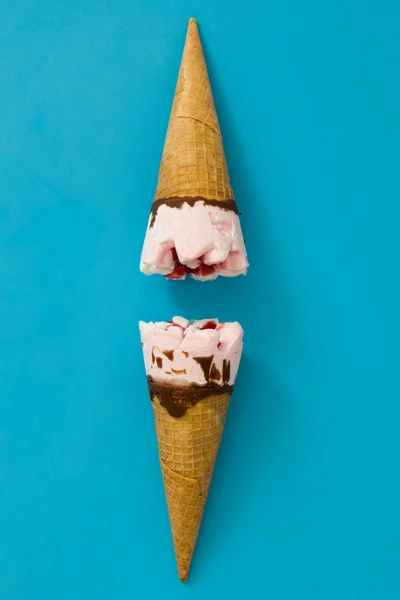 Strawberry ice cream cones on blue background — Stock Photo, Image