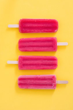 Sarı zemin üzerine çilek popsicles