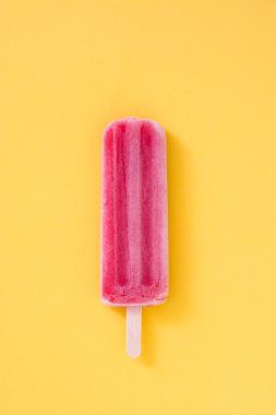 Sarı zemin üzerine çilekli dondurma