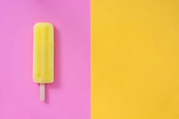 Citron popsicle på rosa och gul bakgrund — Stockfoto