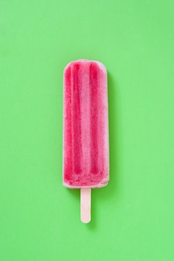 Yeşil zemin üzerine çilekli dondurma