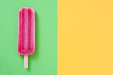 Yeşil ve Sarı zemin üzerine çilekli dondurma