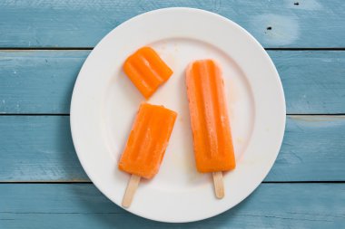 Mavi ahşap turuncu çubuklu dondurmayı