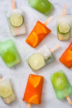 Beyaz mermer üzerinde meyve popsicles