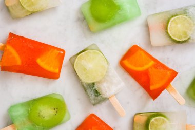 Beyaz mermer üzerinde meyve popsicles