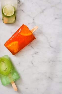 Beyaz mermer üzerinde meyve popsicles