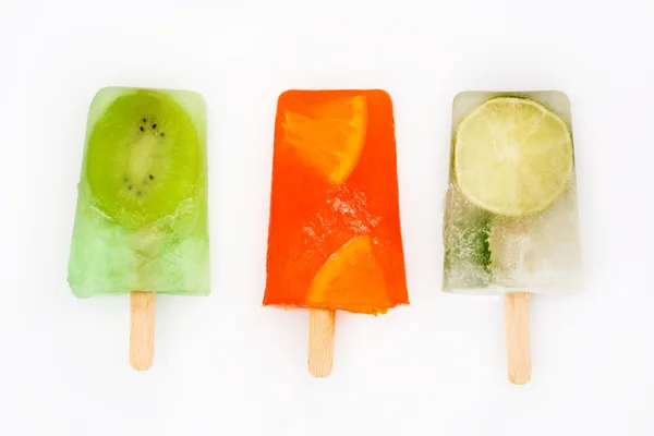 Hemlagad frukt popsicles isolerade på vit bakgrund — Stockfoto