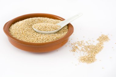 Beyaz arka plan üzerinde izole bir kabın içinde Quinoa