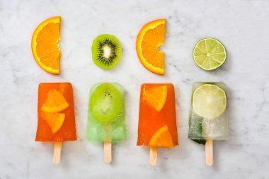 Beyaz mermer üzerinde meyve popsicles