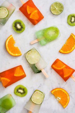 Beyaz mermer üzerinde meyve popsicles