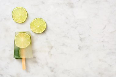 Beyaz mermer zemin üzerine kireç buzlu şeker