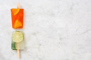Mermer üzerinde meyve popsicles