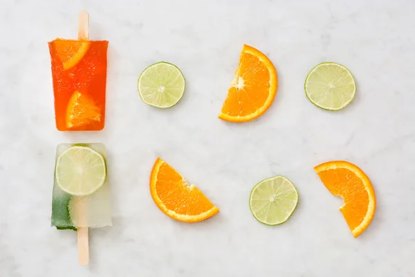 Ghiaccioli di frutta su marmo — Foto Stock