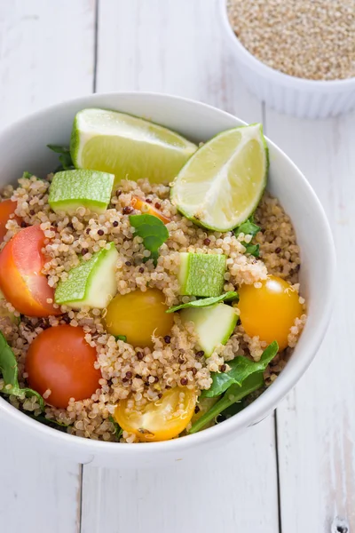 Quinoa, tomatoes and spinach on white wooden table — Stock Photo, Image