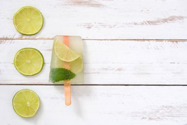 Kireç buzlu şeker Beyaz ahşap tablo